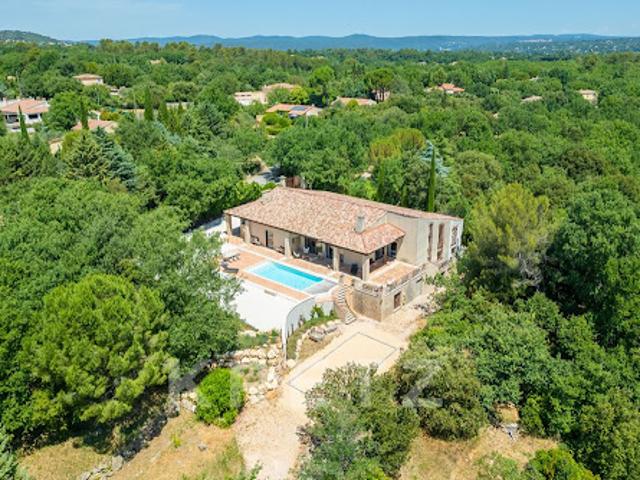 Villa avec piscine et terrasse