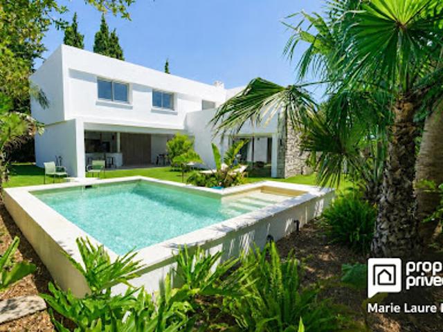 Villa avec piscine et terrasse
