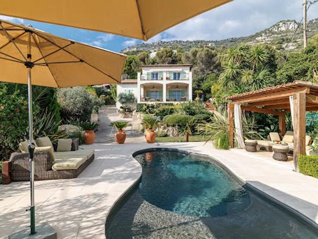 Villa avec piscine et terrasse