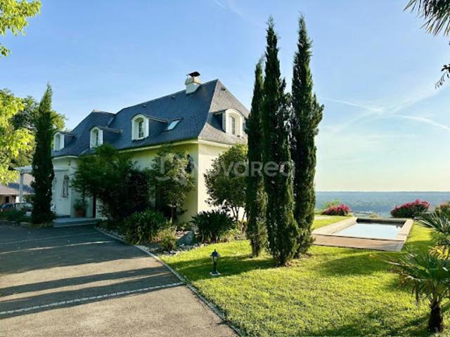 Villa avec piscine et terrasse