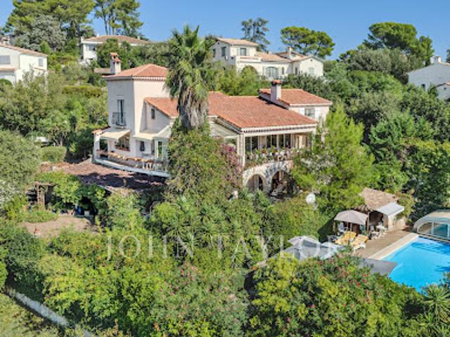 Villa avec piscine et terrasse