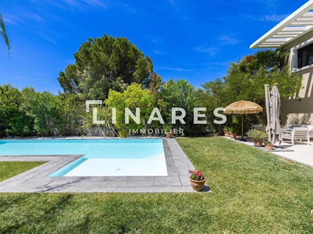 Villa avec piscine et terrasse