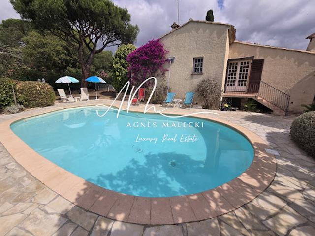 Villa avec piscine et terrasse