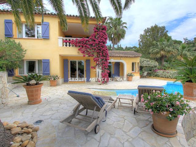 Villa avec piscine et terrasse
