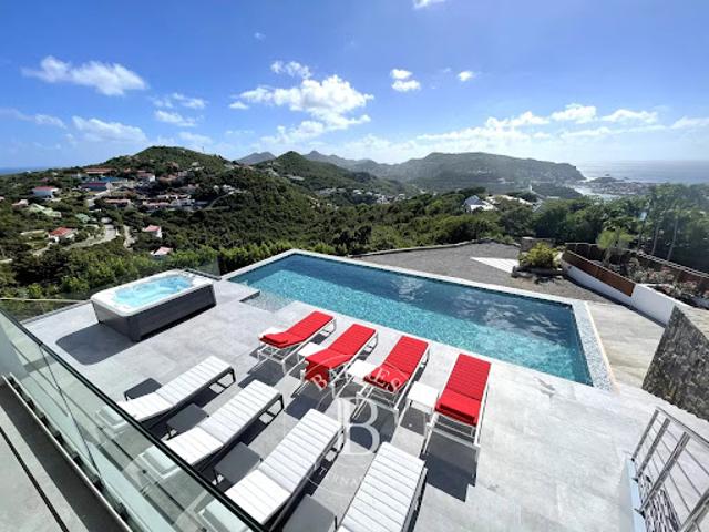 Villa avec piscine et terrasse