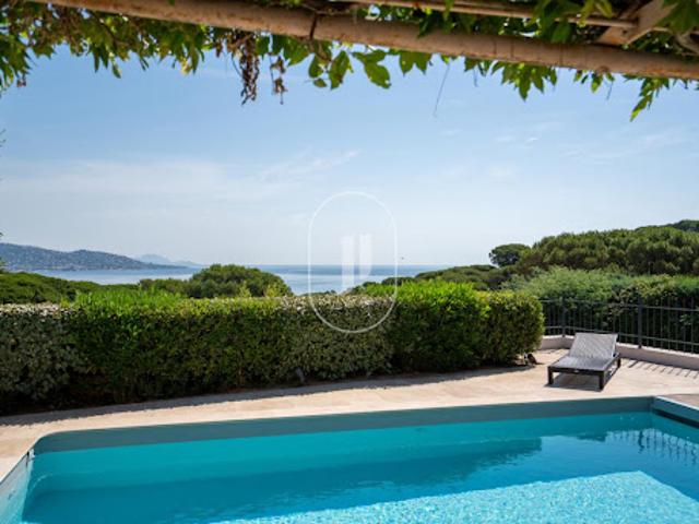 Villa avec piscine et terrasse