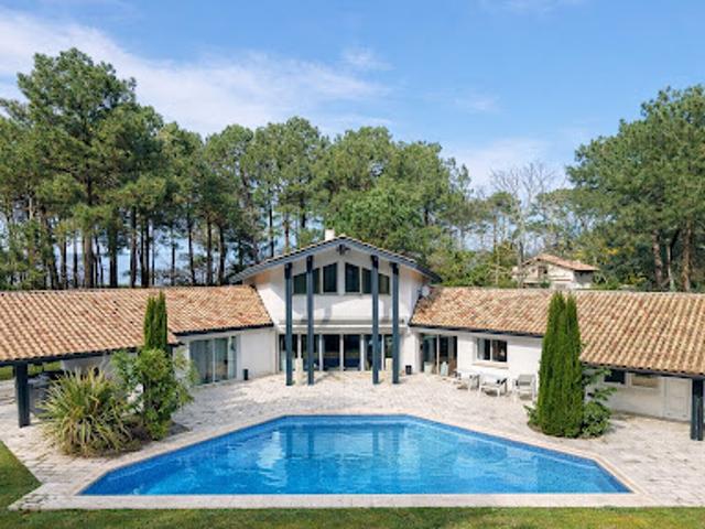 Villa avec piscine et terrasse