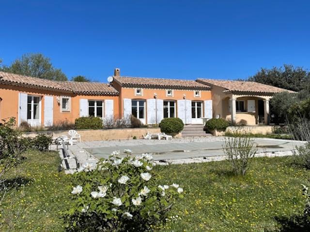 Villa avec piscine et terrasse