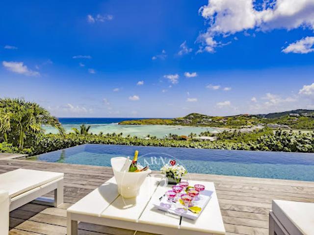 Villa avec piscine et terrasse