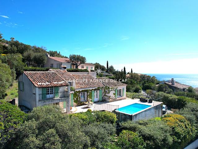 Villa avec piscine et terrasse