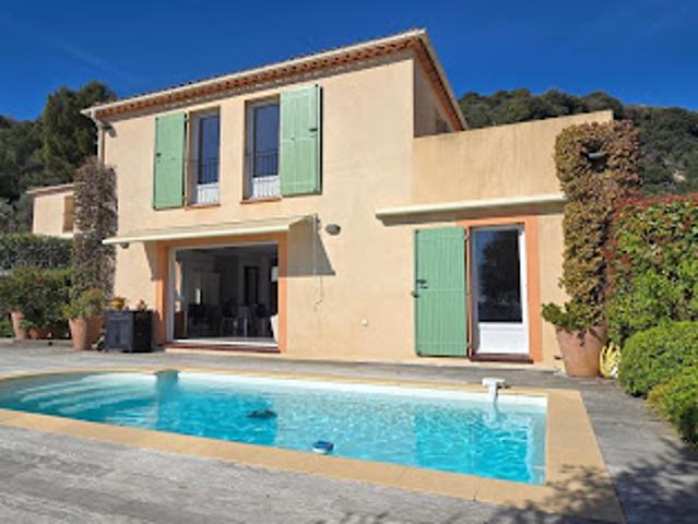 Villa avec piscine et terrasse