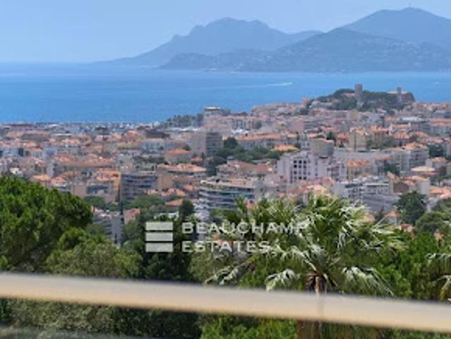 Villa avec piscine et terrasse