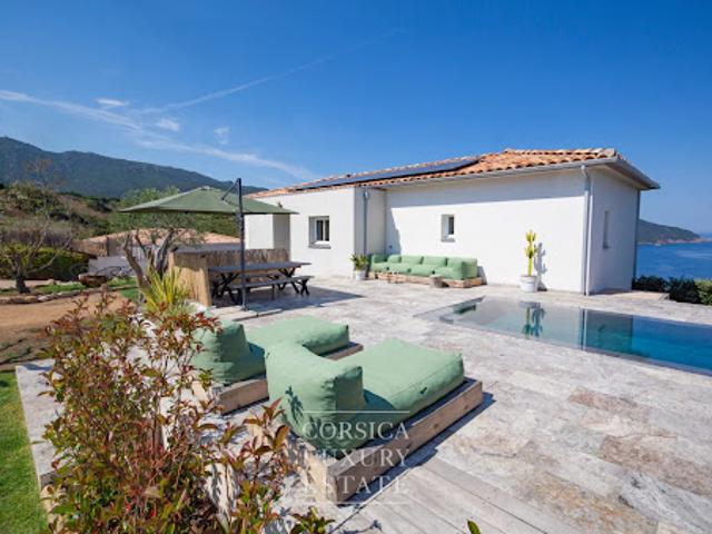 Villa avec piscine et terrasse