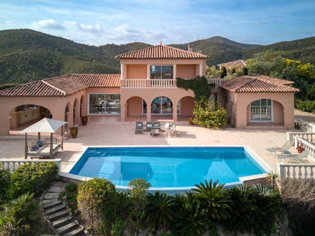 Villa avec piscine et terrasse