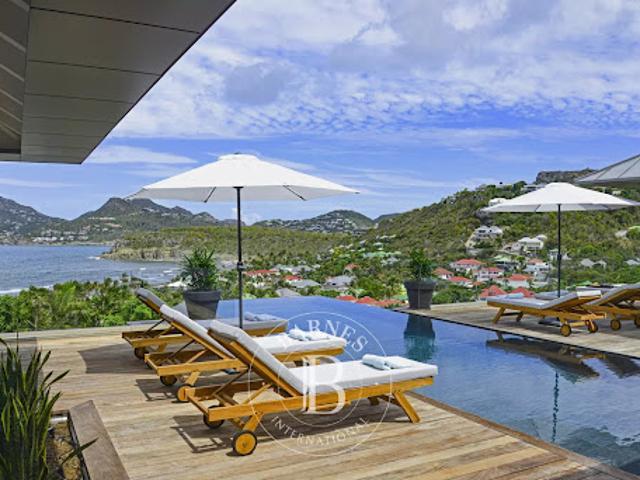 Villa avec piscine et terrasse