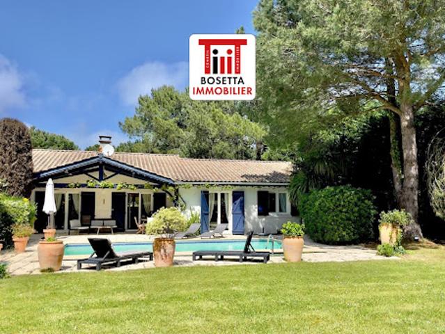 Villa avec piscine et terrasse