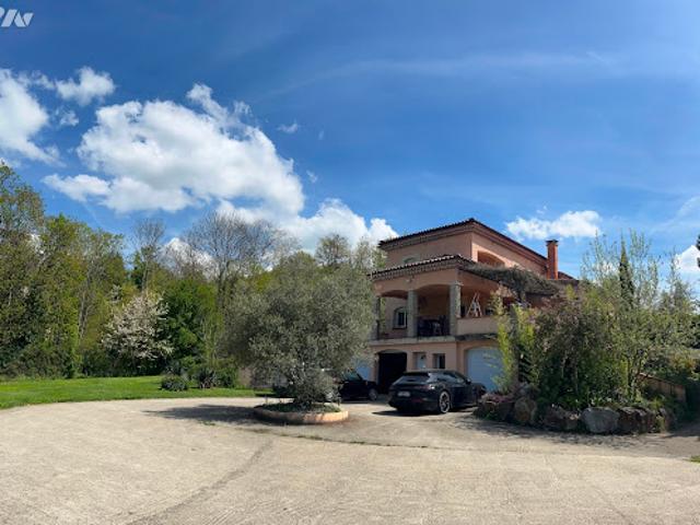 Villa avec piscine et terrasse
