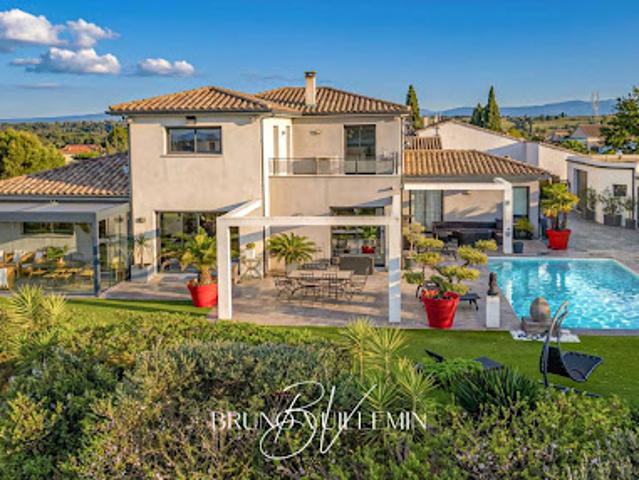 Villa avec piscine et terrasse