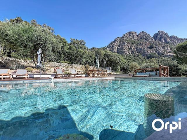 Villa avec piscine et terrasse