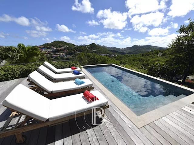 Villa avec piscine et terrasse