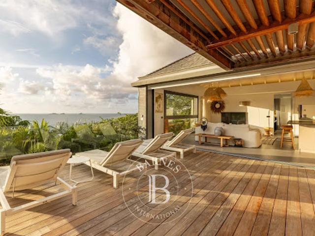 Villa avec piscine et terrasse
