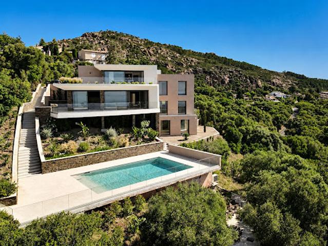 Villa avec piscine et terrasse