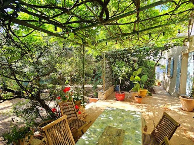 Villa avec piscine et terrasse