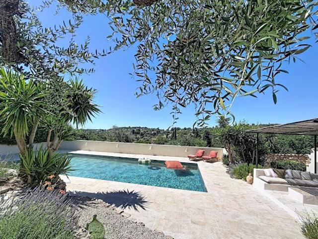 Villa avec piscine et terrasse