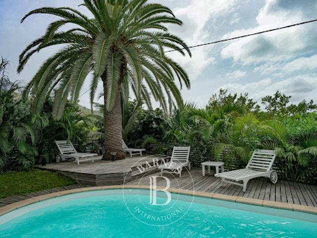 Villa avec piscine et terrasse