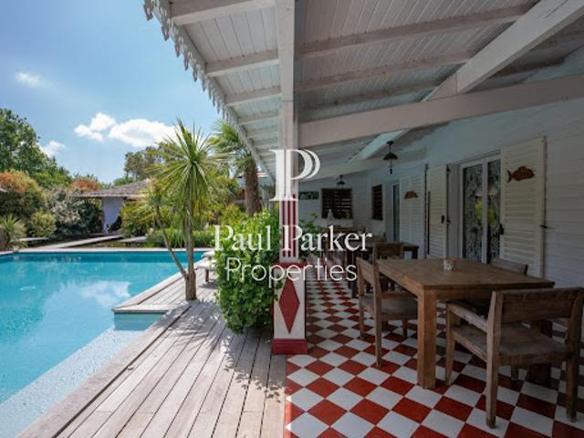 Villa avec piscine et terrasse