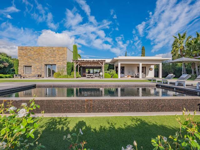 Villa avec piscine et terrasse