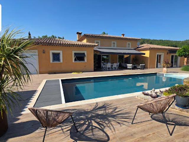 Villa avec piscine et terrasse