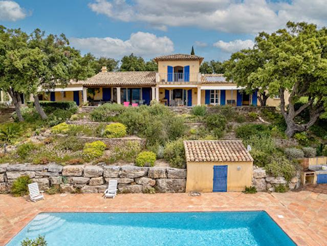 Villa avec piscine et terrasse