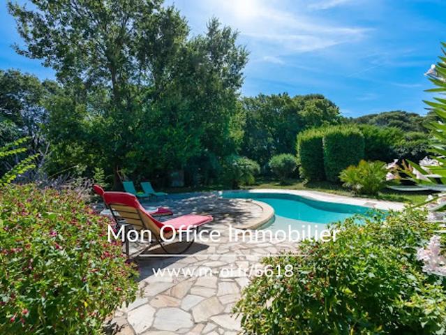 Villa avec piscine et terrasse