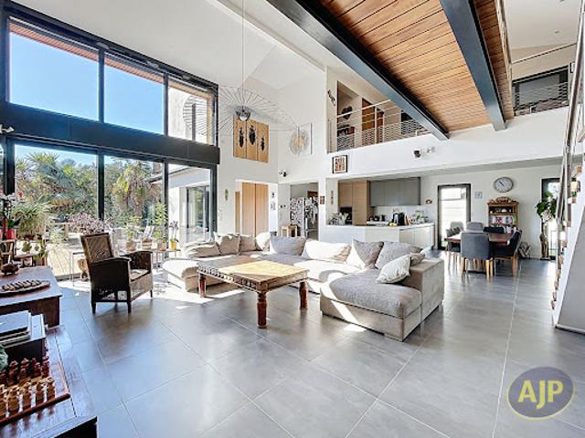 Villa avec piscine et terrasse