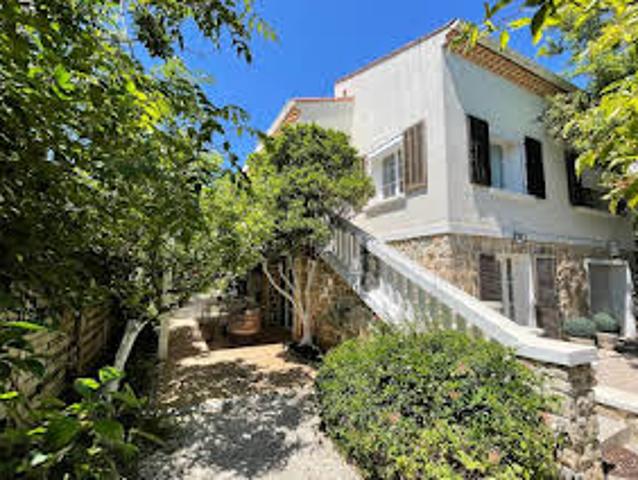 Villa avec piscine et terrasse