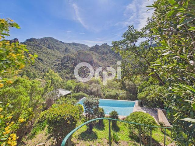 Villa avec piscine et terrasse