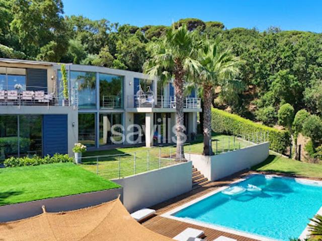 Villa avec piscine et terrasse