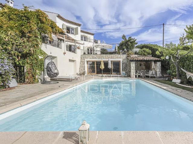 Villa avec piscine et terrasse