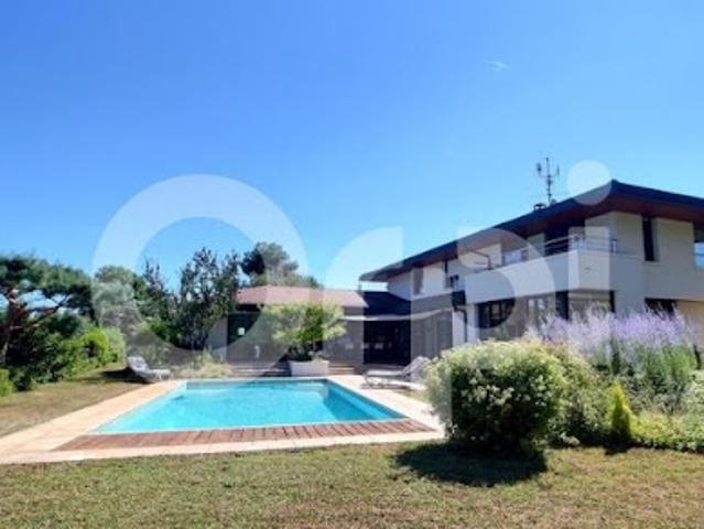 Villa avec piscine et terrasse