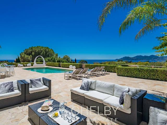 Villa avec piscine et terrasse