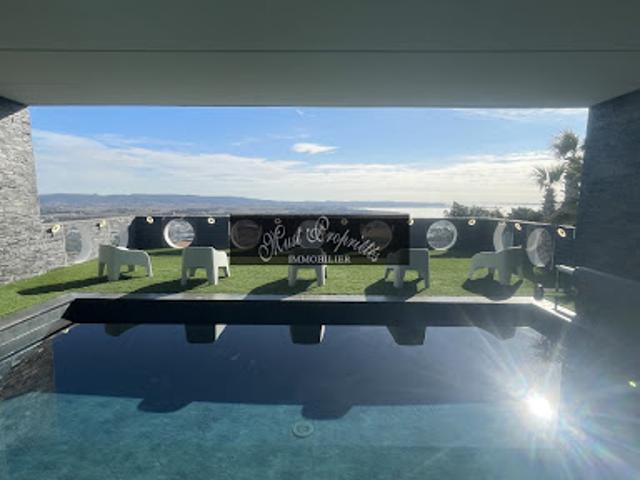 Villa avec piscine et terrasse