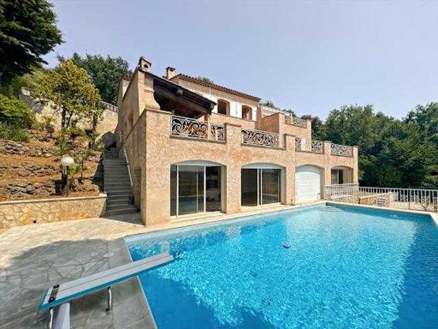Villa avec piscine et terrasse