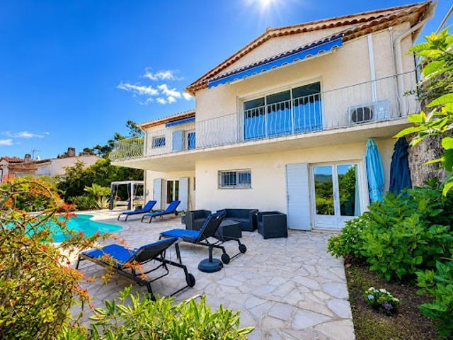 Villa avec piscine et terrasse