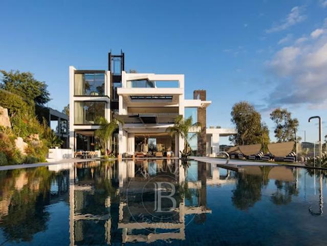 Villa avec piscine et terrasse