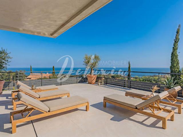 Villa avec piscine et terrasse
