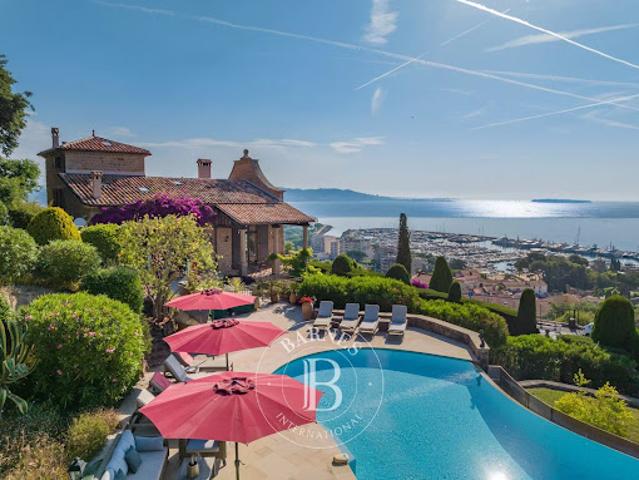 Villa avec piscine et terrasse