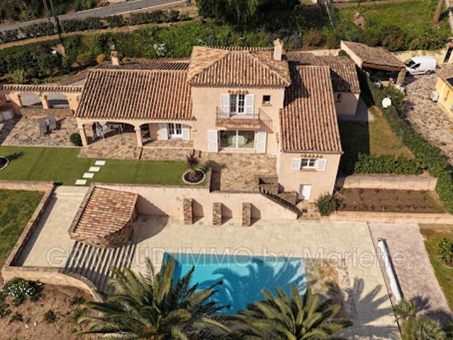 Villa avec piscine et terrasse