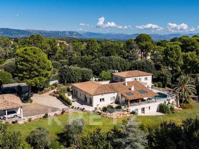 Villa avec piscine et terrasse