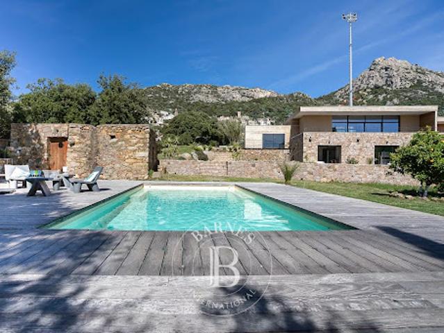 Villa avec piscine et terrasse